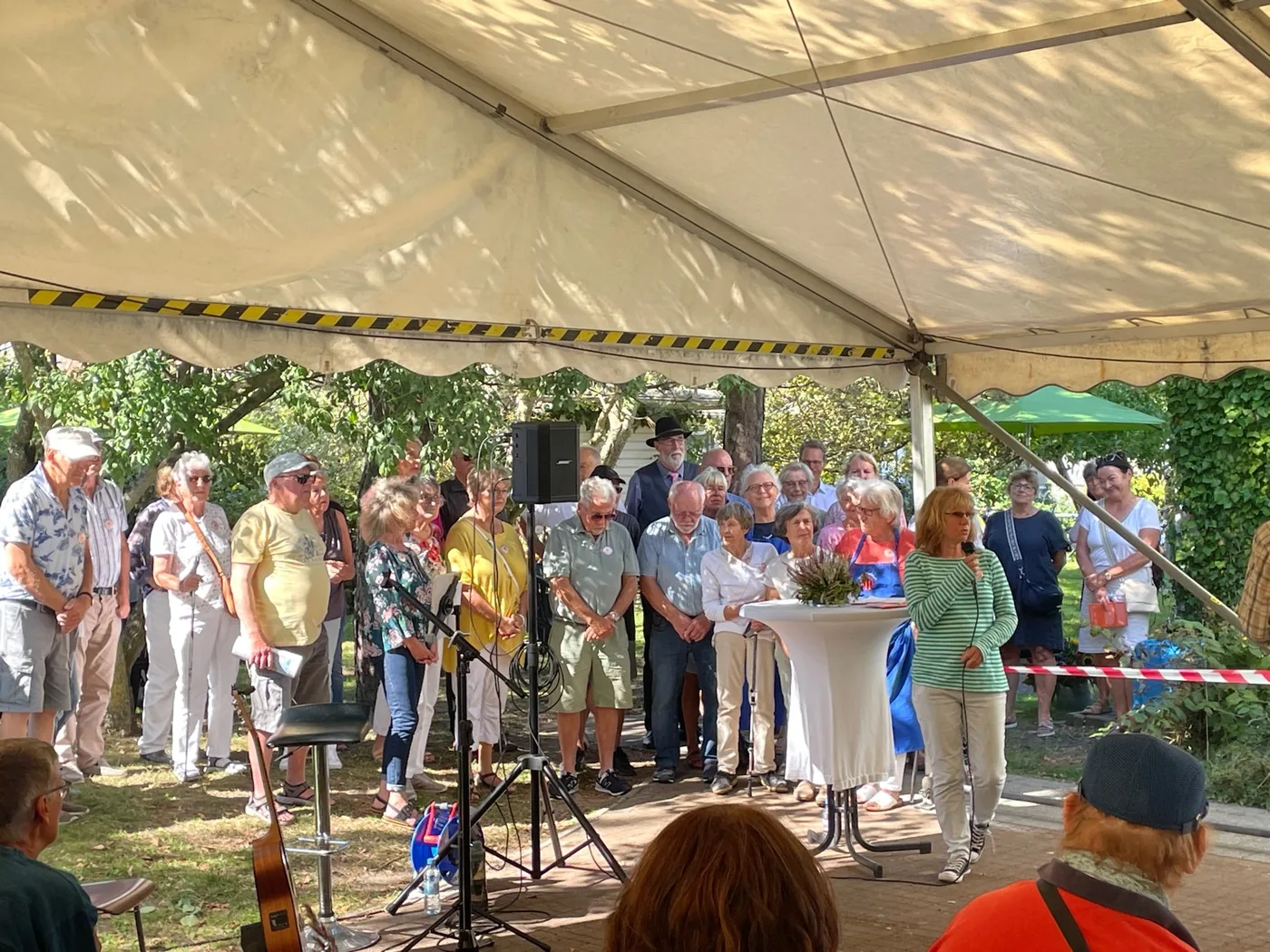 Gäste und Helfer im Festzelt beim Jubiläum