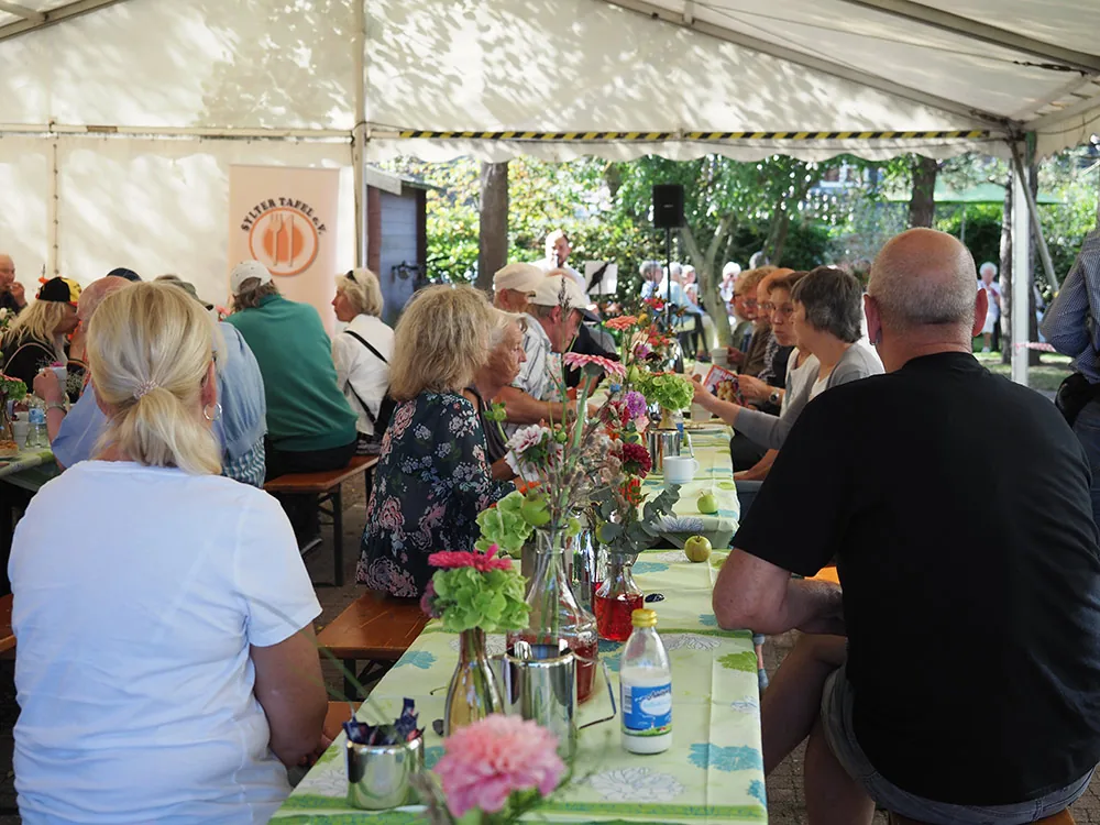 Volles Festzelt beim Jubiläum